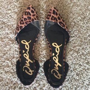 Leopard print pointed toe flats